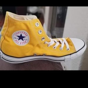 BRAND NEW CONVERSE SNEAKERS